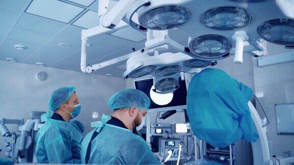医学专家在现代手术室进行手术