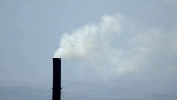 工厂烟囱冒出的浓烟污染了空气
