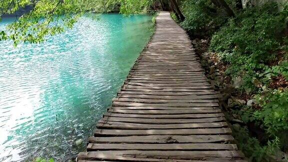 在Plitvice湖的水面上行走