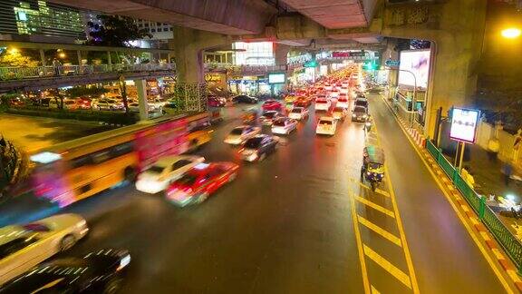 泰国曼谷的夜间交通