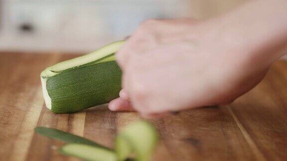 夏日沙拉用手削小胡瓜带