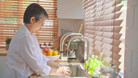 老年妇女在家里洗菜