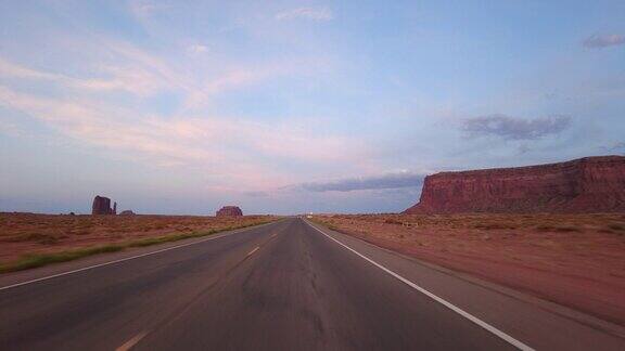 纪念碑谷路游客中心的超缩驾驶日落01正面视图亚利桑那州犹他州西南部