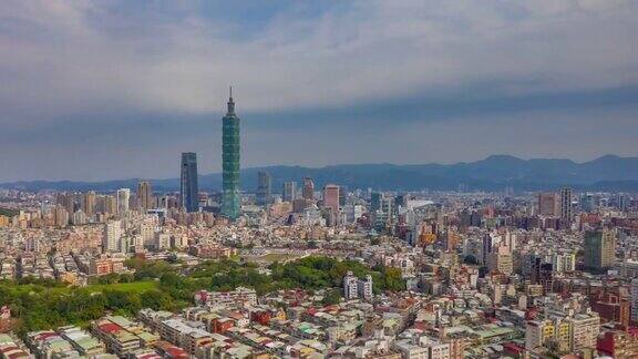 飞越台北市区晴天空中全景图4k时间间隔台湾