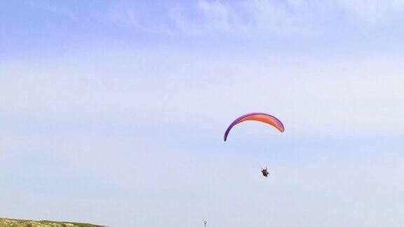 滑翔伞在山