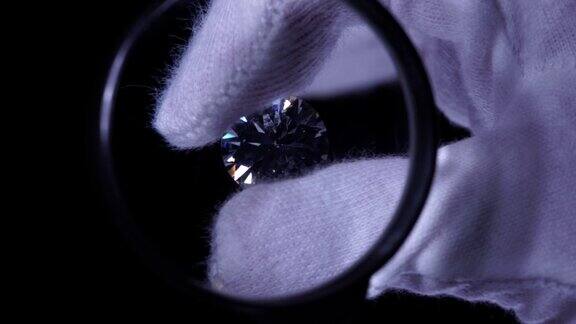 手持镊子检查钻石质量选择性聚焦芯片和损坏情况看一下豪华的宏观特写辉煌在放大镜下观察圆形切割的石头珠宝订婚的一天