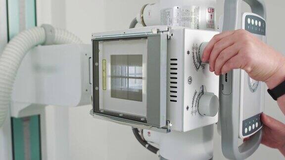 新型医用x光机x光机在医院女技术员调整x光扫描仪拥有先进的医疗设备和专业人员的现代化医院
