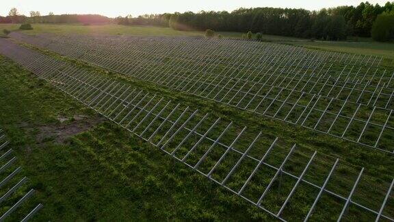 日落时从空中看到的太阳能电池板农场的建设