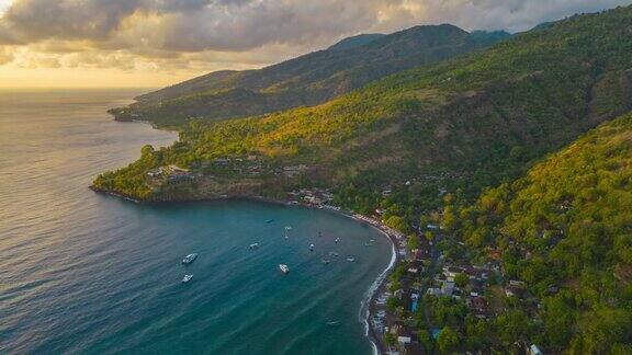 日出时印尼巴厘岛阿米德海滩的航拍超缩图