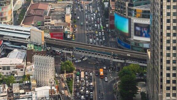 曼谷素坤逸和阿索克蒙特里十字路口的快速交通在高峰时间流逝