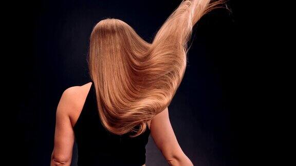 强壮的运动的女人甩着她的长波浪的头发