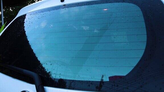 汽车挡风玻璃与雨滴和无框雨刷叶片特写