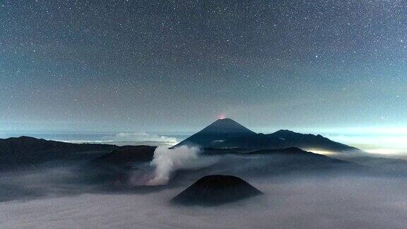 延时夜景移动的雾云银河和星星旋转火山上