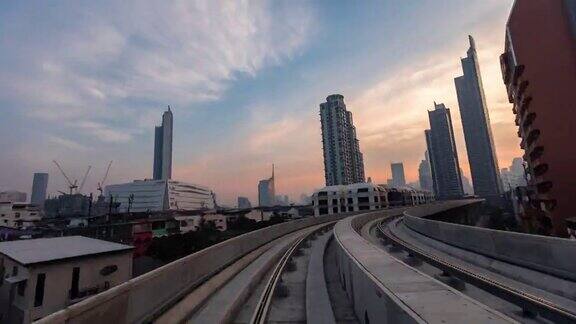 火车视图在曼谷市中心的铁路到IconSiam在金融区摩天大楼在城市的城市泰国旅游、度假、旅游的交通工具间隔拍摄视频