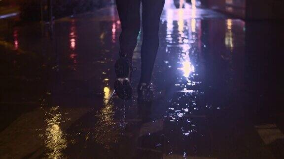 SLOMOTSLegs在雨夜的城市里奔跑