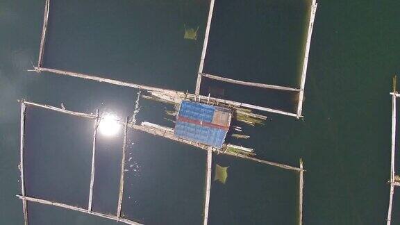 利用莫吉卡普湖的潜力进行水产养殖以维持湖泊居民的生计棚户区和竹制建筑建在湖中央无人机空中拍摄
