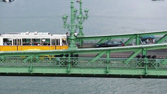 城市多瑙河上Szabadsag桥上电车行驶的滑动轨迹传统的公共交通匈牙利布达佩斯