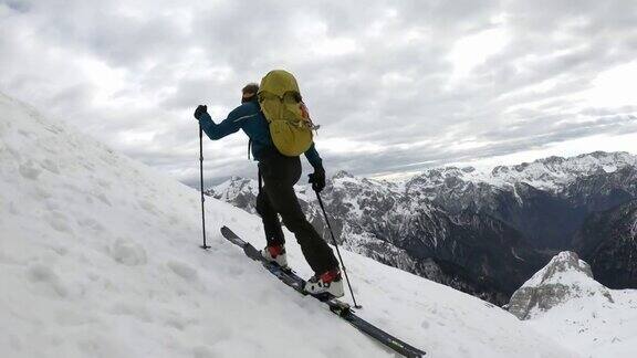 男子滑雪旅游上山