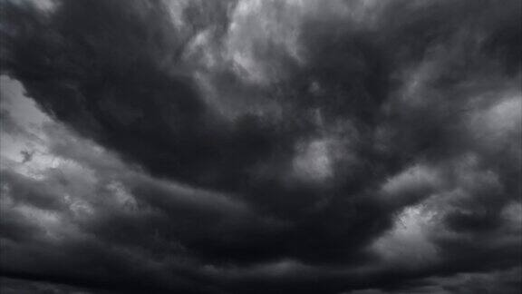 时间推移的黑暗戏剧性的天空与黑色的暴风雨云之前的雨或雪作为抽象的背景风和极端天气