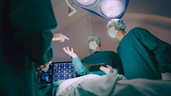 外科医生在手术室监控下与医学生讨论