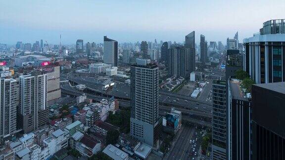 曼谷市景电影黄昏时分高楼林立的商业区(泰国曼谷)