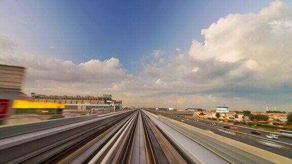 超延时高速迪拜地铁沿着谢赫扎耶德公路行驶在美丽的日出时分经过市中心的高层建筑