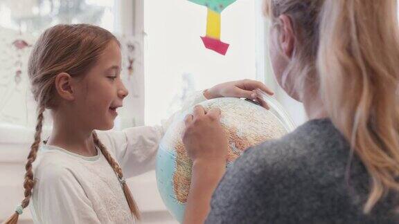 在教室里寻找地球位置的女孩