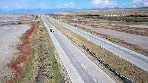 一辆半挂车经过大盐湖旁一条繁忙的高速公路