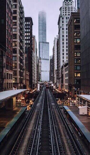 TU芝加哥环线地铁车站的高角度视图