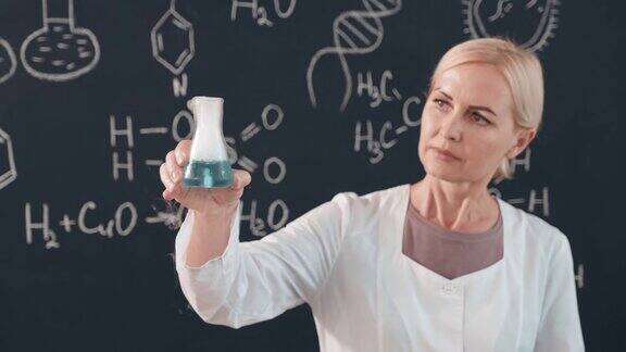 化学老师举着蒸笼
