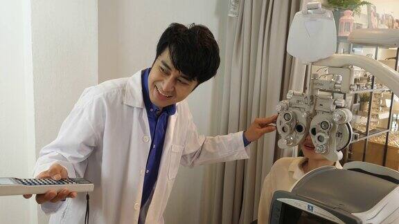男验光师用机器检查女病人的视力