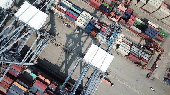 工业港口鸟瞰图与集装箱船