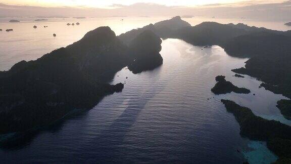 鸟瞰宁静的日出和拉贾安帕岛