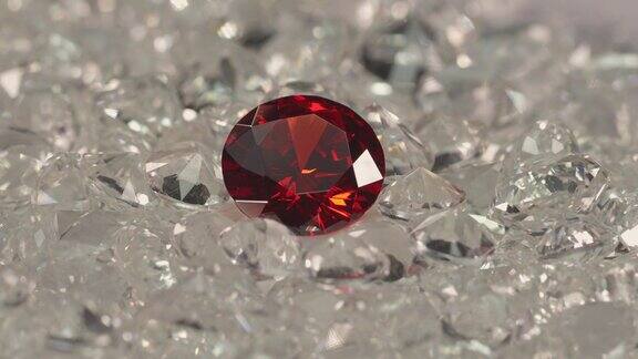 一堆白钻石上镶着一颗红宝石