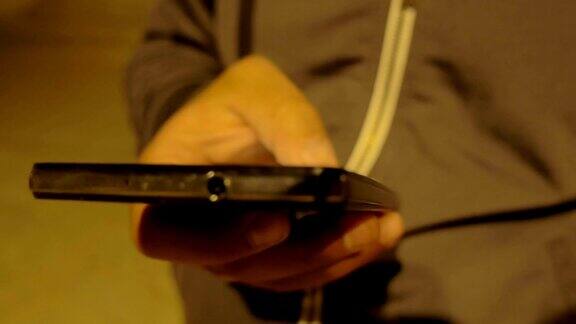 男人用手在智能手机上写短信的细节