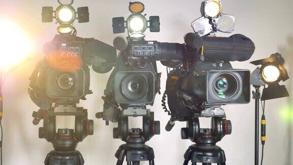 三个明亮的摄像机拍摄的变焦镜头