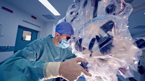 执行神经外科手术的医疗队