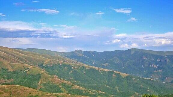 夏天的风景在山和浅蓝色的天空