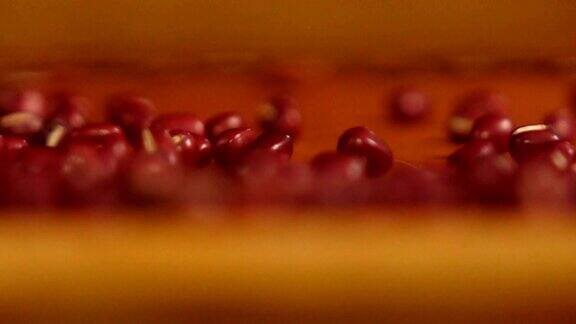 在慢镜头中滚动红豆
