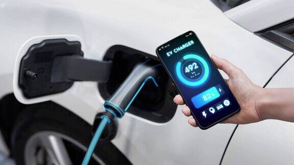 智能手机显示电池状态界面通过智能电动汽车应用程序