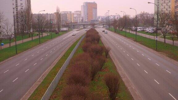华沙一个睡眠区清晨的交通状况