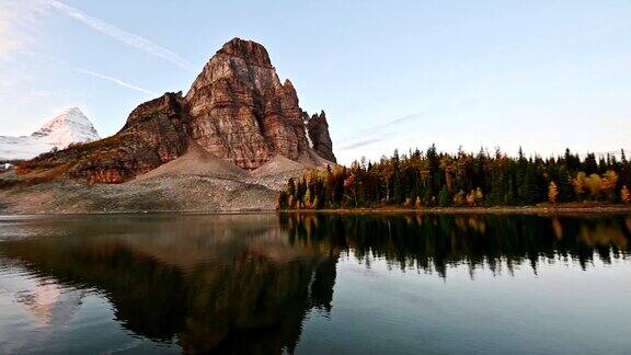 阿西尼博因山与落基山脉反射在秋季森林日射湖在省公园BC加拿大
