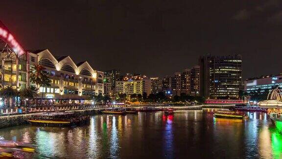 新加坡克拉克码头五颜六色的夜景和繁忙的游船