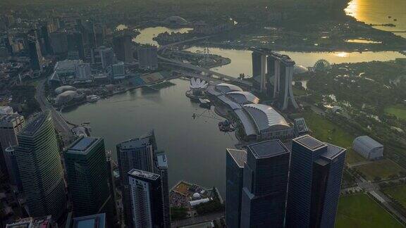 从夜到日新加坡商业区的太阳升起时的景象