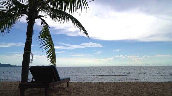 沙滩椅棕榈和热带海滩