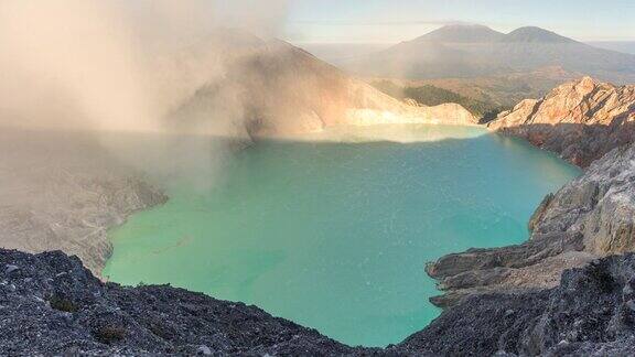 卡瓦伊真火山火山口的延时日出景象卡瓦伊真火山是复合火山硫磺矿是印度尼西亚东爪哇Banyuwangi摄政的著名旅游景点