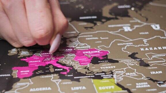 女性在世界地图的表面上抓挠欧洲国家