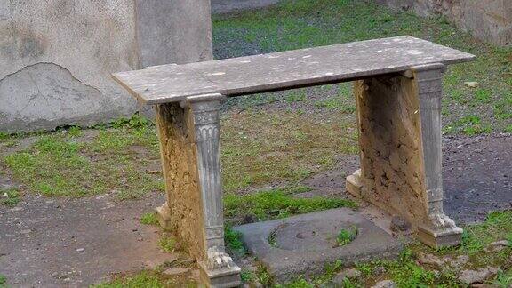近距离观察意大利庞贝古城废墟中的椅子