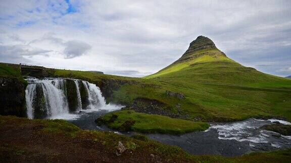 冰岛Kirkjufell山上移动云的时间流逝