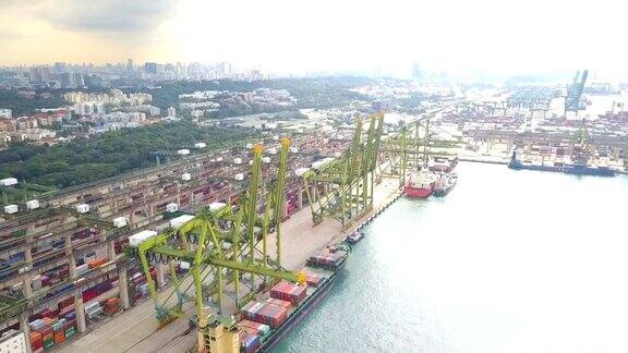 4k鸟瞰图的工业港口与集装箱船在东南亚